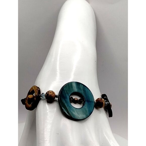 Vintage Bohemian Style Shell Fashion Bracelet with Toggle Closure Beach Vibes - Picture 3 of 5